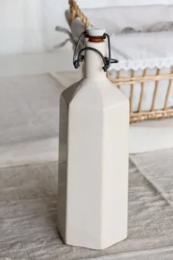 Bouteille ancienne en céramique émaillée beige