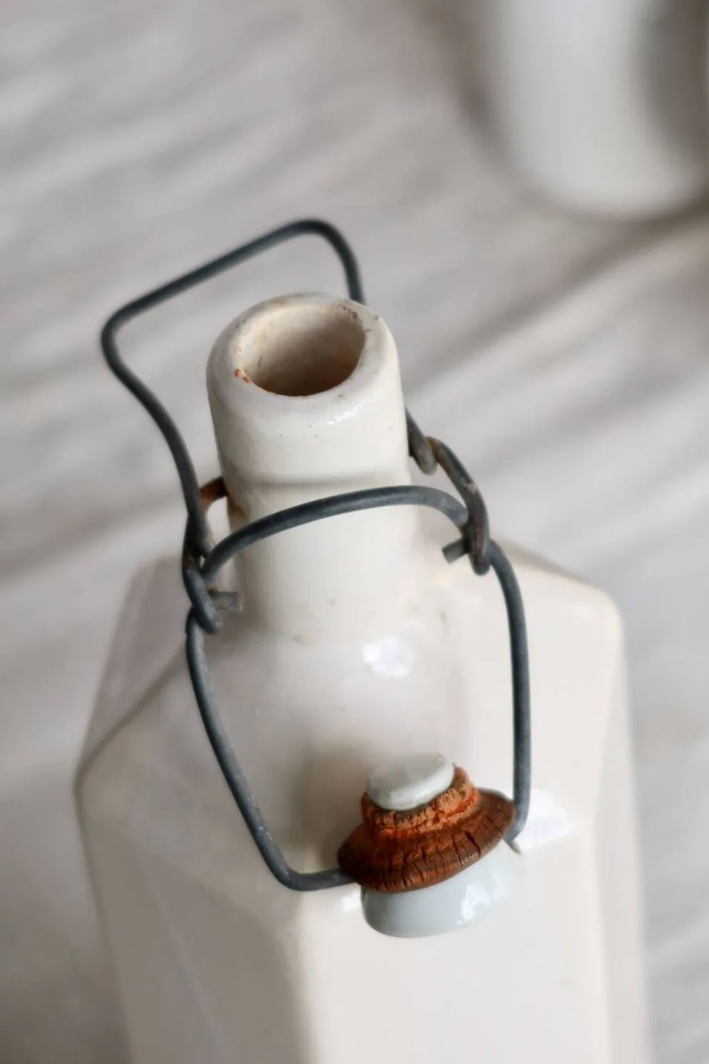 Bouteille ancienne en céramique émaillée beige