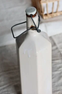 Bouteille ancienne en céramique émaillée beige