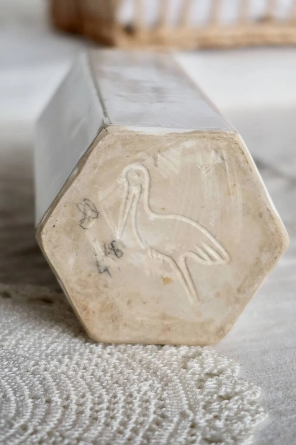 Bouteille ancienne en céramique émaillée beige