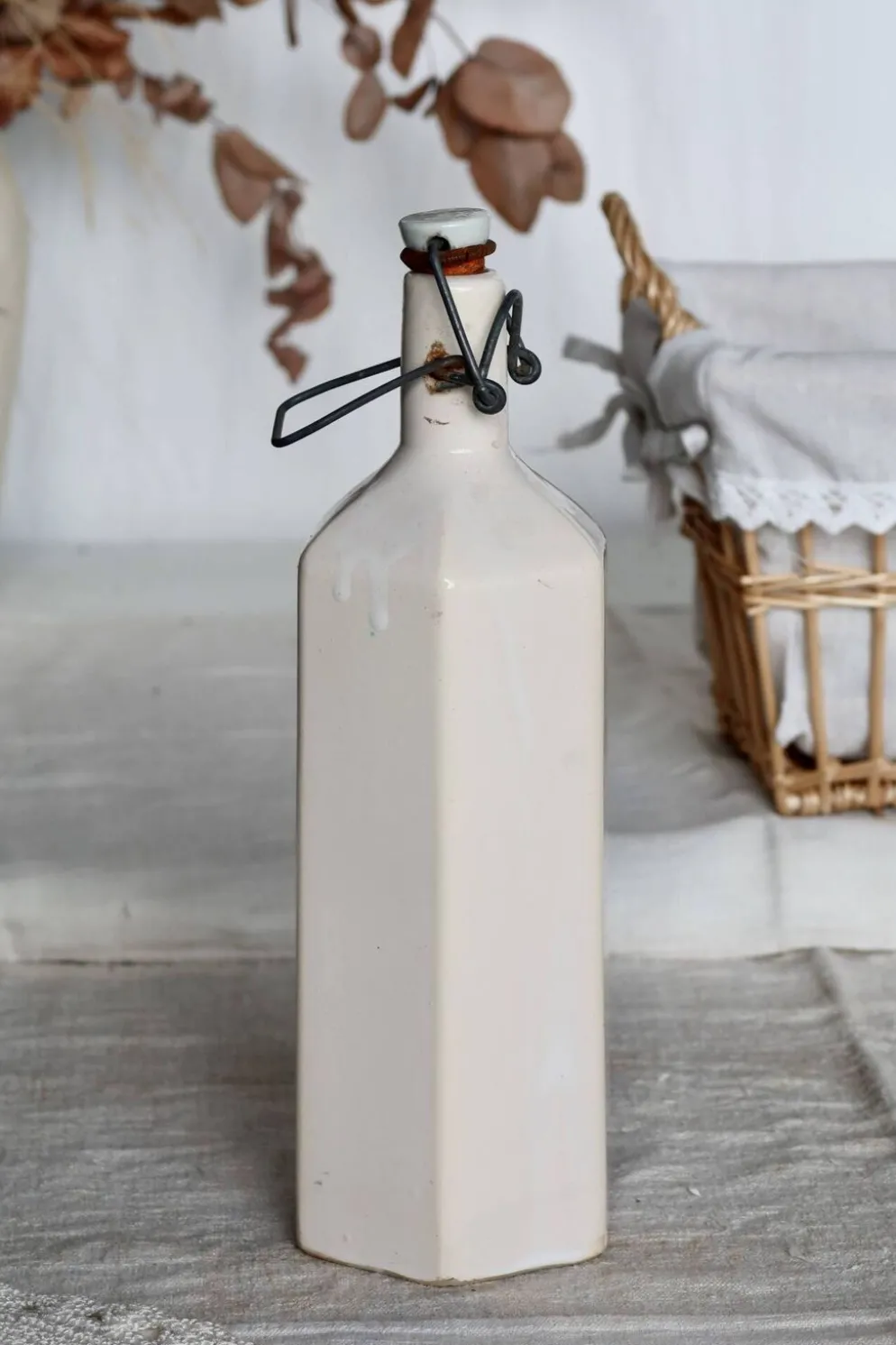 Bouteille ancienne en céramique émaillée beige