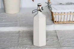 Bouteille ancienne en céramique émaillée beige