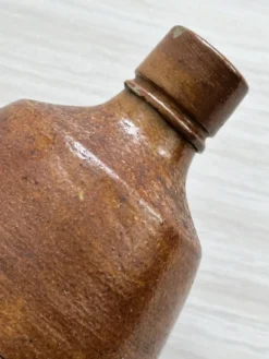 Bouteille ancienne en grès.
