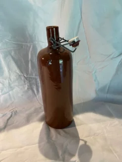 Bouteille ancienne en grés avec un bouchon mécanique en porcelaine