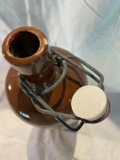 Bouteille ancienne en grés avec un bouchon mécanique en porcelaine