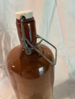 Bouteille ancienne en grés avec un bouchon mécanique en porcelaine