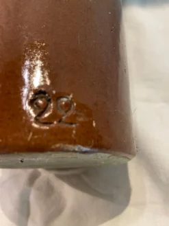 Bouteille ancienne en grés avec un bouchon mécanique en porcelaine