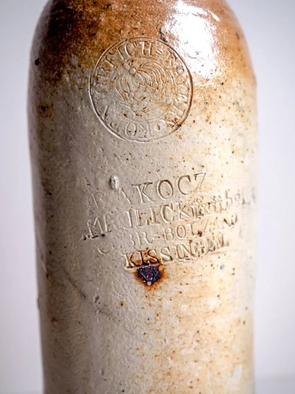 Bouteille Ancienne en Grès – Pièce de Collection
