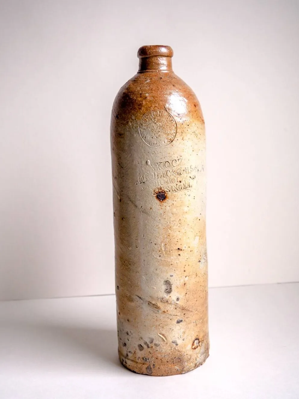 Bouteille Ancienne en Grès – Pièce de Collection