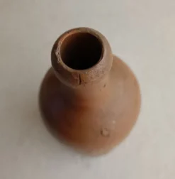 Bouteille ancienne en terre cuite