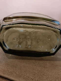 Bouteille ancienne en verre fumé, style art déco