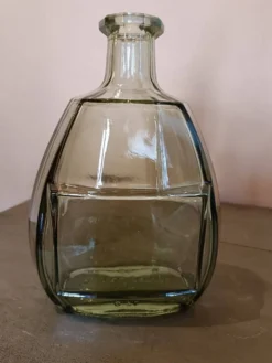Bouteille ancienne en verre fumé, style art déco