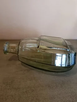 Bouteille ancienne en verre fumé, style art déco