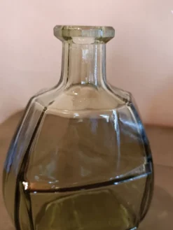 Bouteille ancienne en verre fumé, style art déco