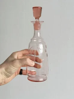 Bouteille ancienne en verre rose translucide