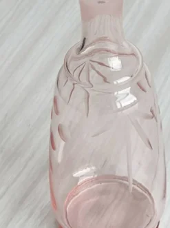 Bouteille ancienne en verre rose translucide