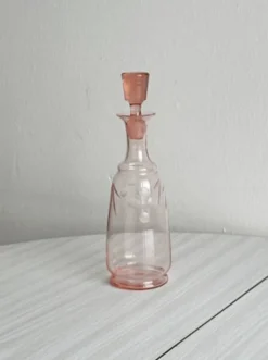 Bouteille ancienne en verre rose translucide
