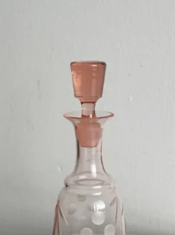 Bouteille ancienne en verre rose translucide