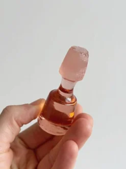 Bouteille ancienne en verre rose translucide