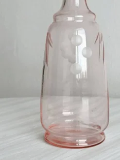 Bouteille ancienne en verre rose translucide
