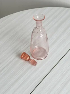 Bouteille ancienne en verre rose translucide