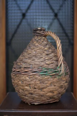Bouteille dame Jeanne, bouteille verre vert habillée d'un tressage paille et osier, bonbonne, déco v
