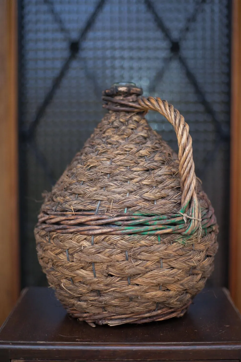 Bouteille dame Jeanne, bouteille verre vert habillée d'un tressage paille et osier, bonbonne, déco v