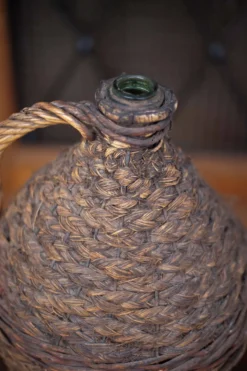 Bouteille dame Jeanne, bouteille verre vert habillée d'un tressage paille et osier, bonbonne, déco v