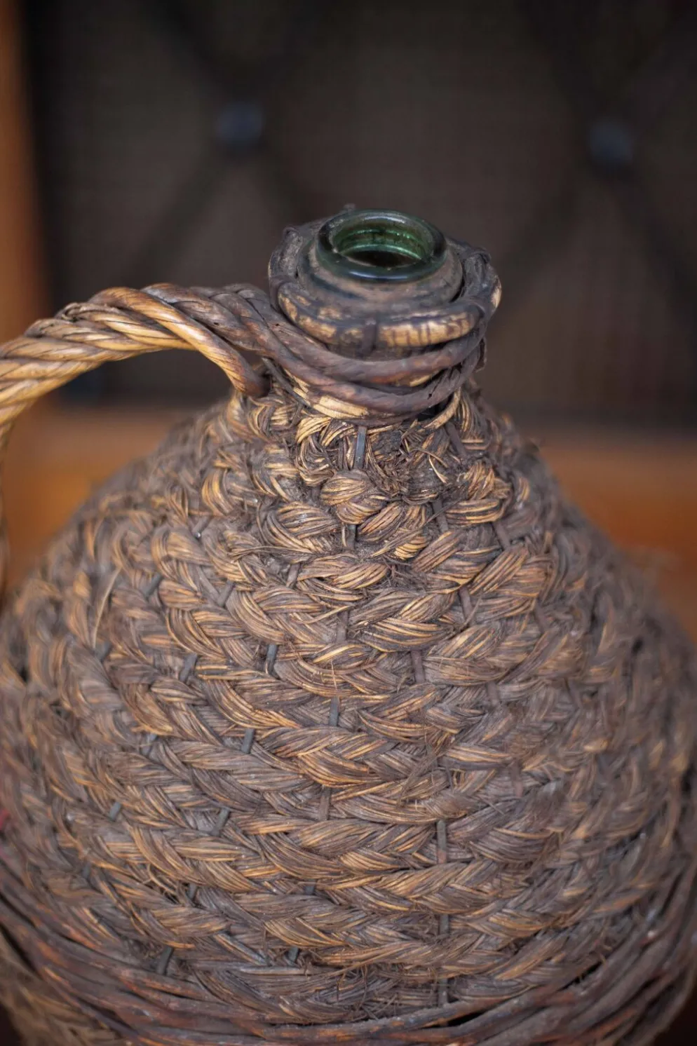 Bouteille dame Jeanne, bouteille verre vert habillée d'un tressage paille et osier, bonbonne, déco v