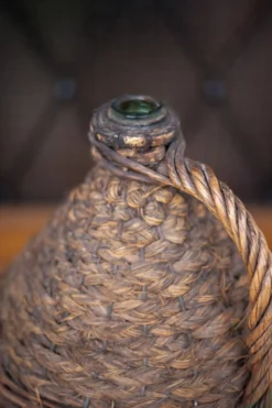 Bouteille dame Jeanne, bouteille verre vert habillée d'un tressage paille et osier, bonbonne, déco v