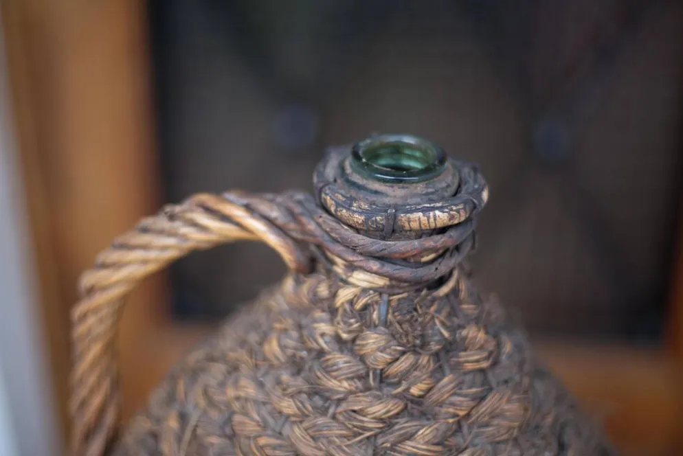 Bouteille dame Jeanne, bouteille verre vert habillée d'un tressage paille et osier, bonbonne, déco v