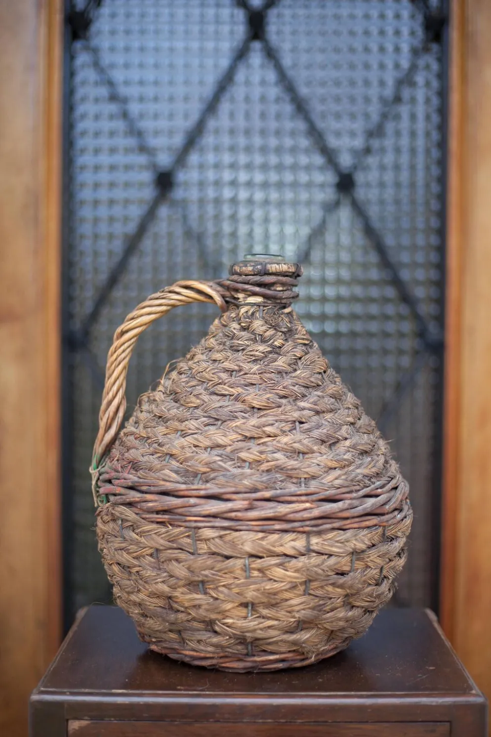 Bouteille dame Jeanne, bouteille verre vert habillée d'un tressage paille et osier, bonbonne, déco v
