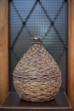 Bouteille dame Jeanne, bouteille verre vert habillée d'un tressage paille et osier, bonbonne, déco v