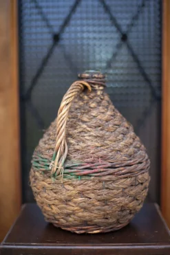 Bouteille dame Jeanne, bouteille verre vert habillée d'un tressage paille et osier, bonbonne, déco v