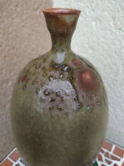 Bouteille design en grès émaillé dans le goût de Suzanne ramie