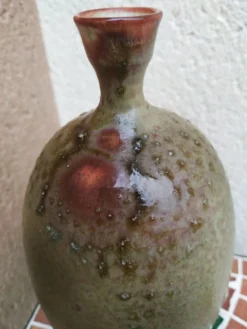 Bouteille design en grès émaillé dans le goût de Suzanne ramie