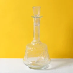 Bouteille de vin en verre pressé clair avec motif floral et bouchon / Italie / 1930