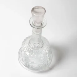 Bouteille de vin en verre pressé clair avec motif floral et bouchon / Italie / 1930