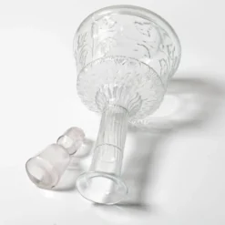 Bouteille de vin en verre pressé clair avec motif floral et bouchon / Italie / 1930