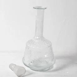 Bouteille de vin en verre pressé clair avec motif floral et bouchon / Italie / 1930