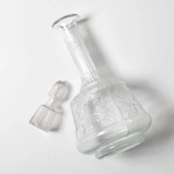 Bouteille de vin en verre pressé clair avec motif floral et bouchon / Italie / 1930