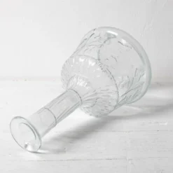Bouteille de vin en verre pressé clair avec motif floral et bouchon / Italie / 1930