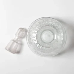 Bouteille de vin en verre pressé clair avec motif floral et bouchon / Italie / 1930