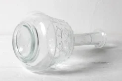 Bouteille de vin en verre pressé clair avec motif floral et bouchon / Italie / 1930