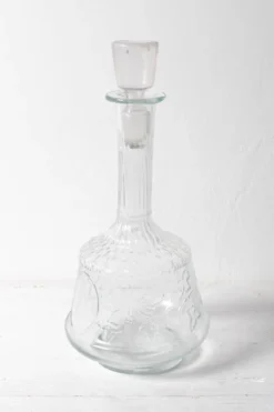 Bouteille de vin en verre pressé clair avec motif floral et bouchon / Italie / 1930