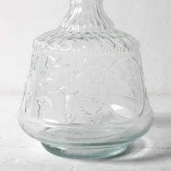 Bouteille de vin en verre pressé clair avec motif floral et bouchon / Italie / 1930