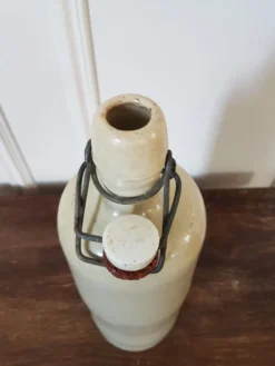 Bouteille en grès beige
