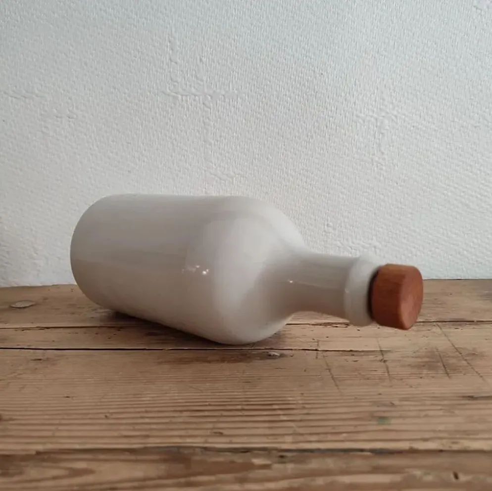 Bouteille en grès blanc
