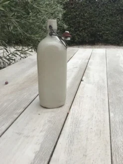 Bouteille en grès forme triangle
