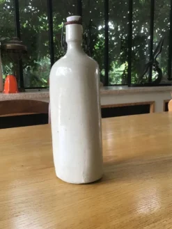 Bouteille en grès forme triangle